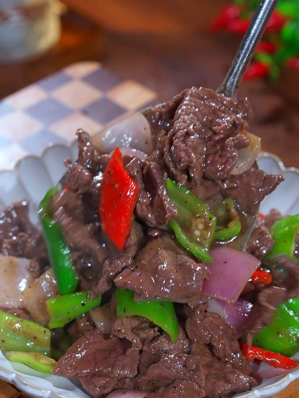 牛肉不要总是炖汤或红烧了,今天你就试试这道黑椒牛肉片做法简单