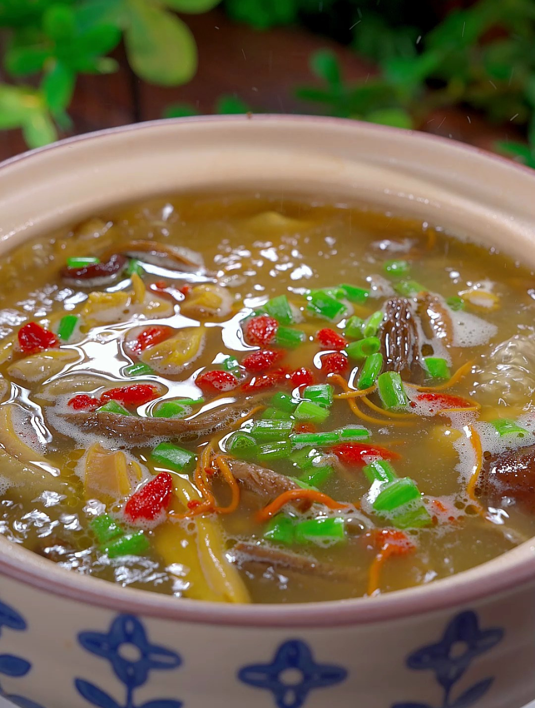 家里有胃不好的,一定要试试这个猪肚菌菇煲汤鲜味美!