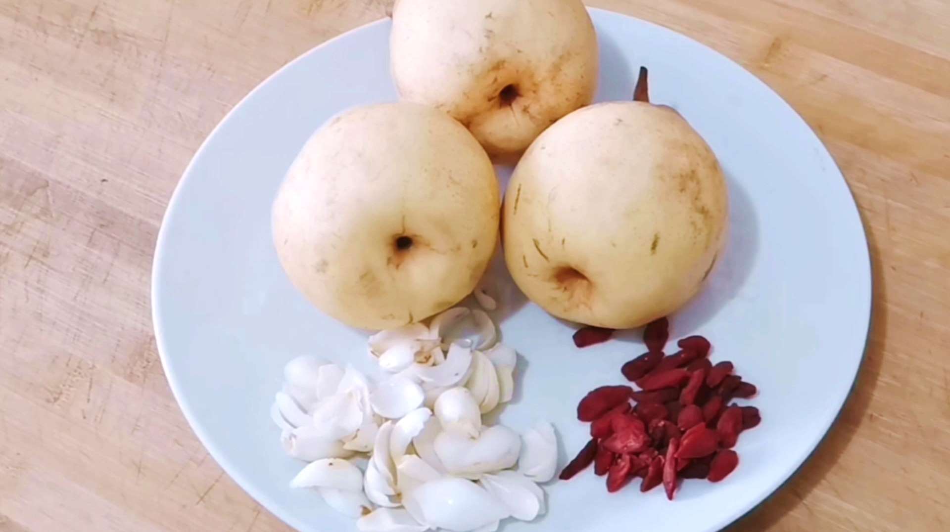 秋季要喝百合秋梨汤,做法简单,润肺止咳,老人孩子喝了身体好