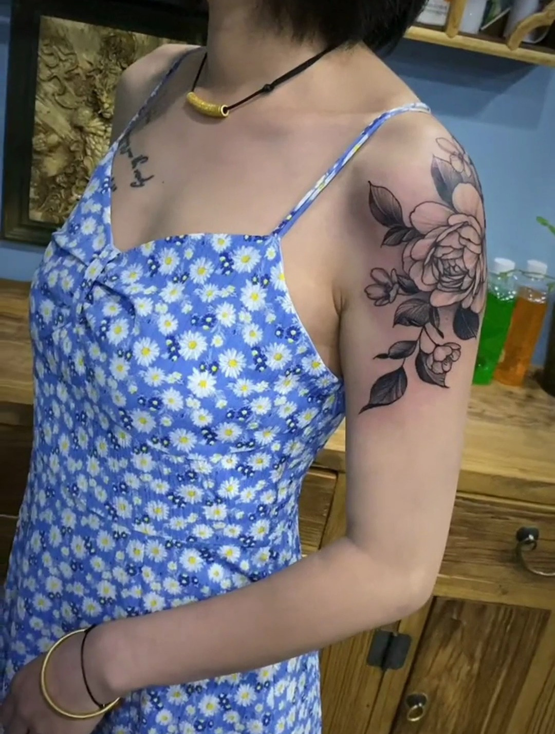 白皙女神小姐姐,手臂上的纹身挺炫酷!我喜欢这个纹身