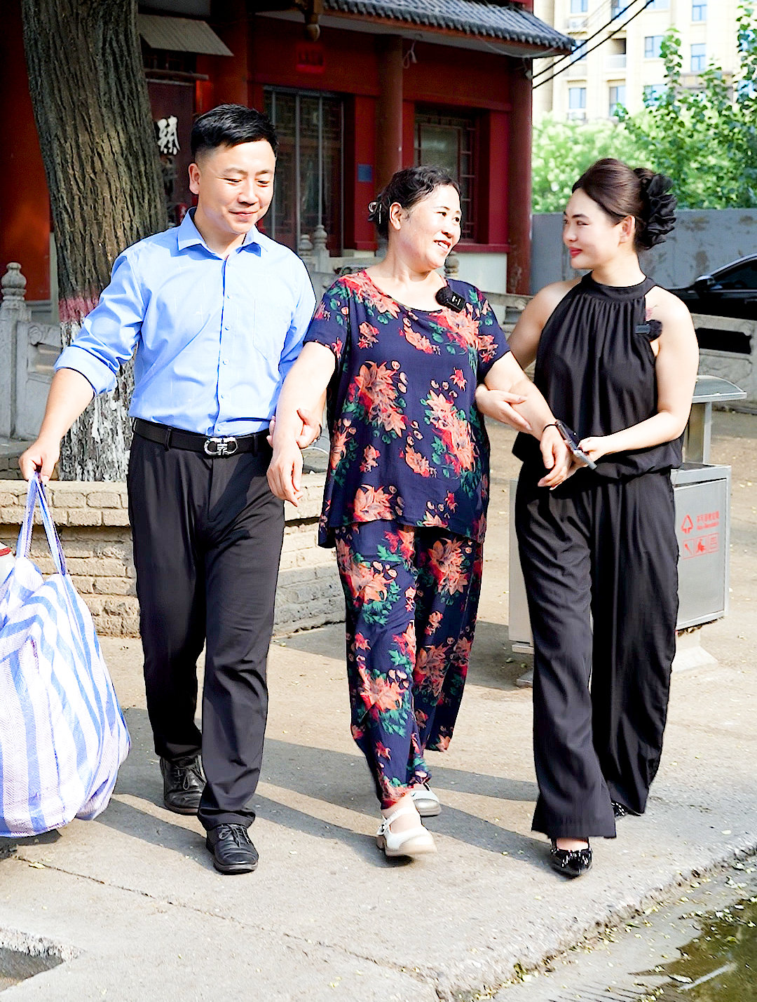 农村妈妈给女儿送蔬菜没想到却被亲家母嫌弃