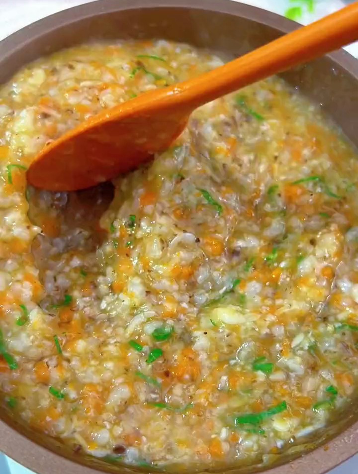 天气转凉,鲜美软糯的香菇虾皮粥多给孩子吃,又鲜又香,宝宝辅食