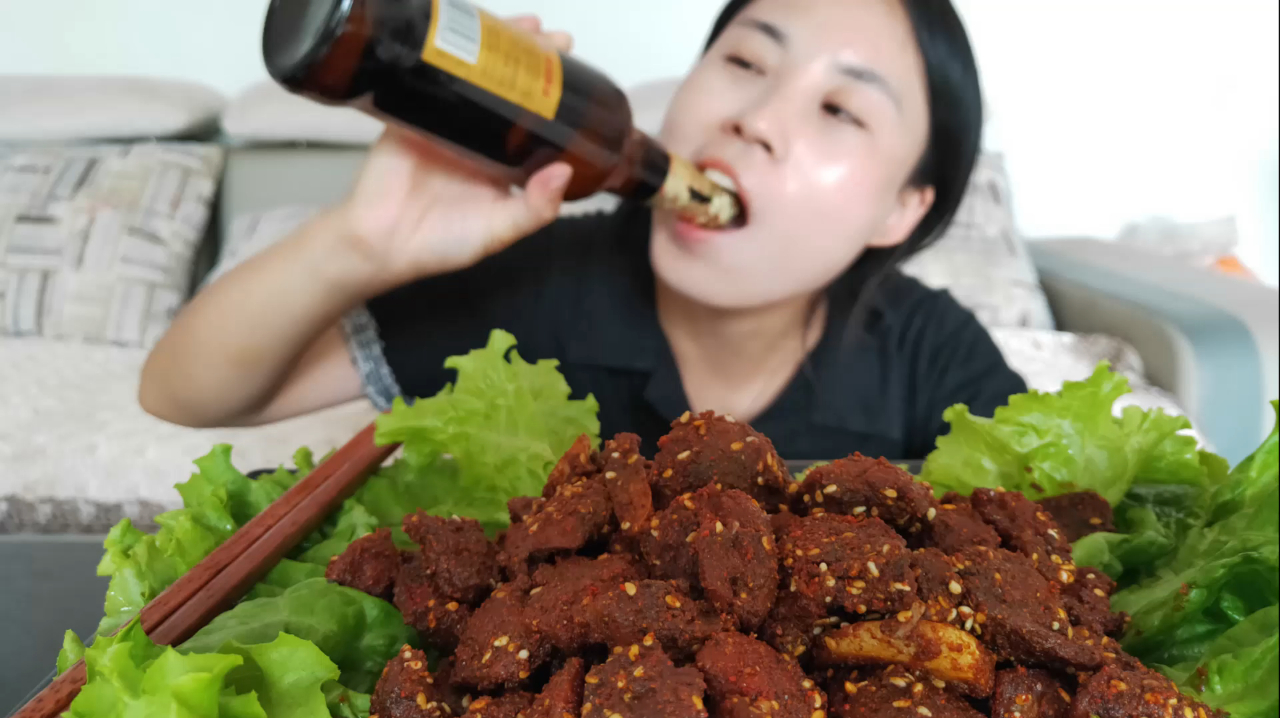 一斤鸡胗一斤酒,媳妇做爆辣烧烤鸡胗,猛倒一瓶辣椒面,太上头了