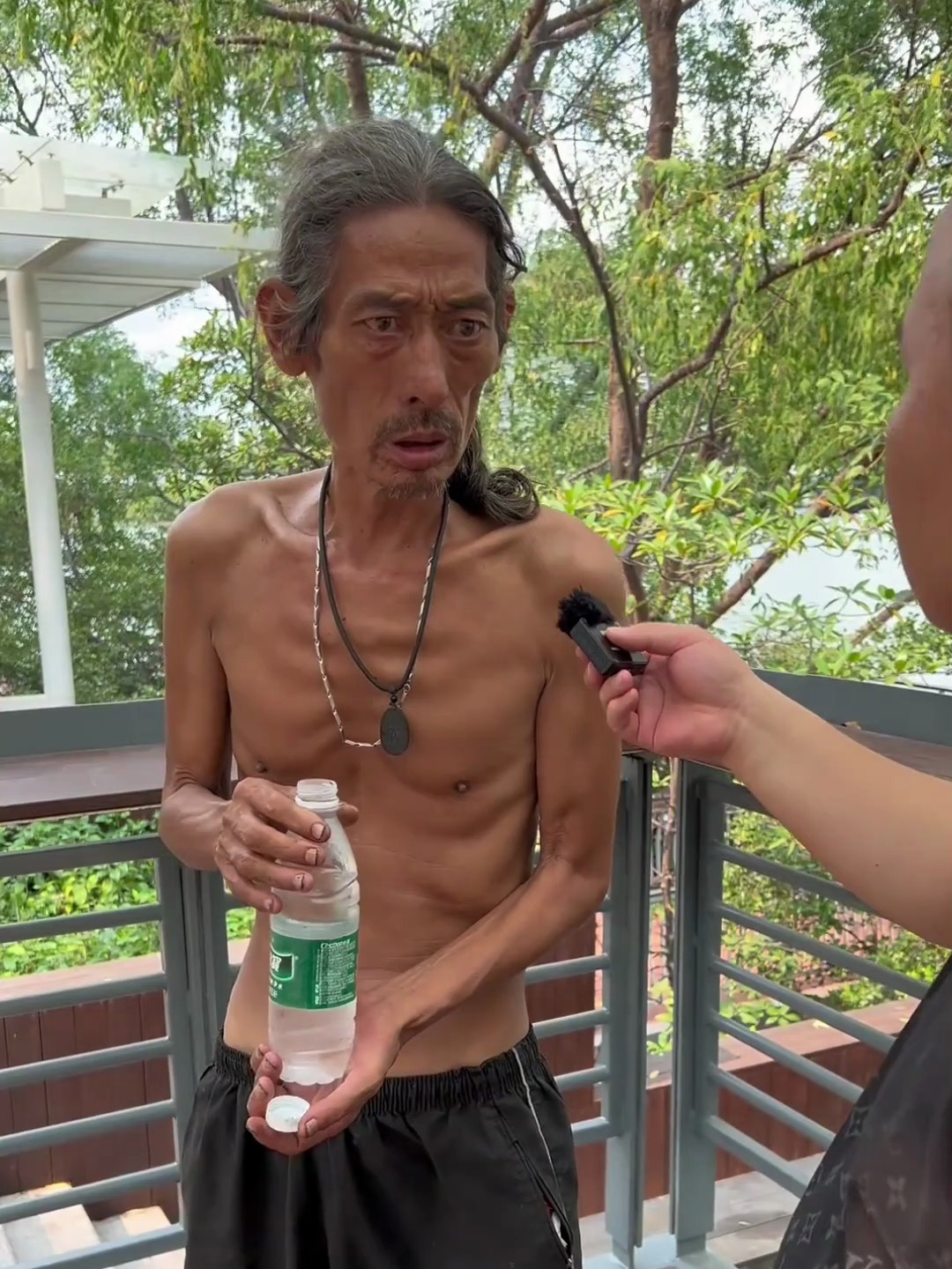 威海大叔在海南流浪三年多,饿得骨瘦如柴也不肯收下我给他的钱