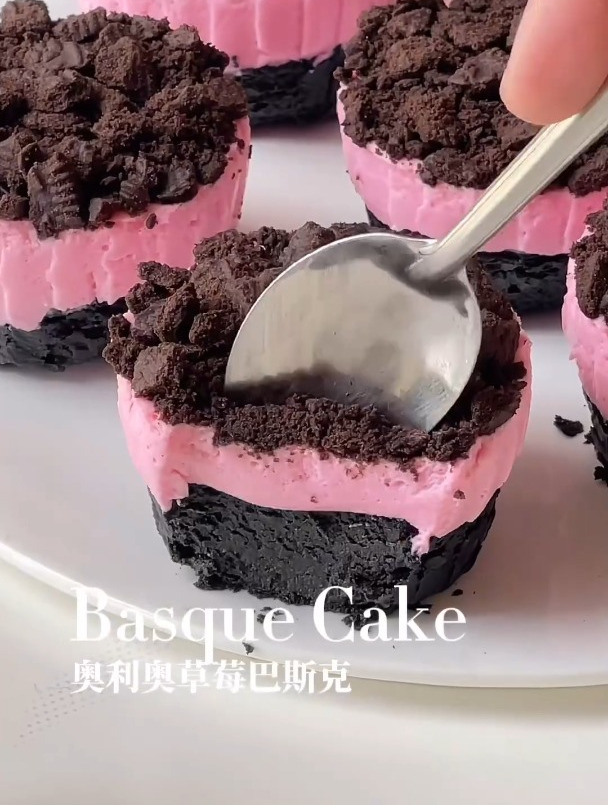 奥利奥草莓巴斯克,甜酷风小蛋糕,做法也简单~