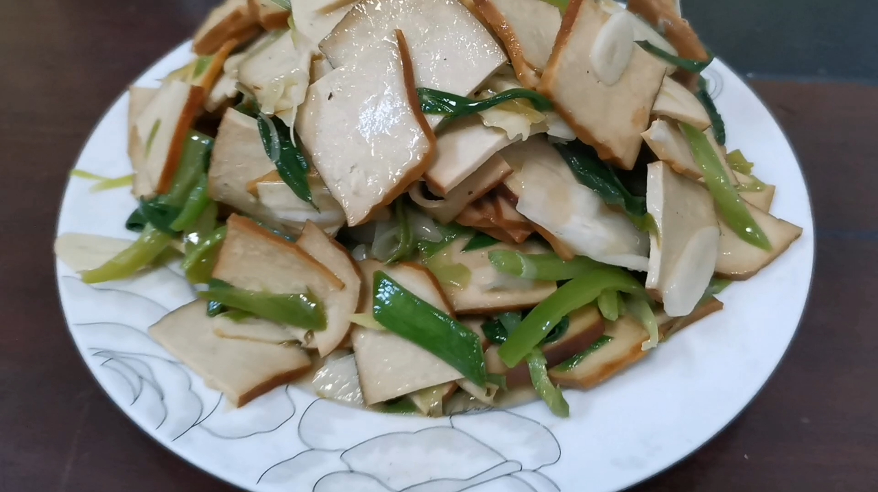 一份豆干一份腊肉豆酱,陕南吃米饭经典的两道菜,老表:喝两盅