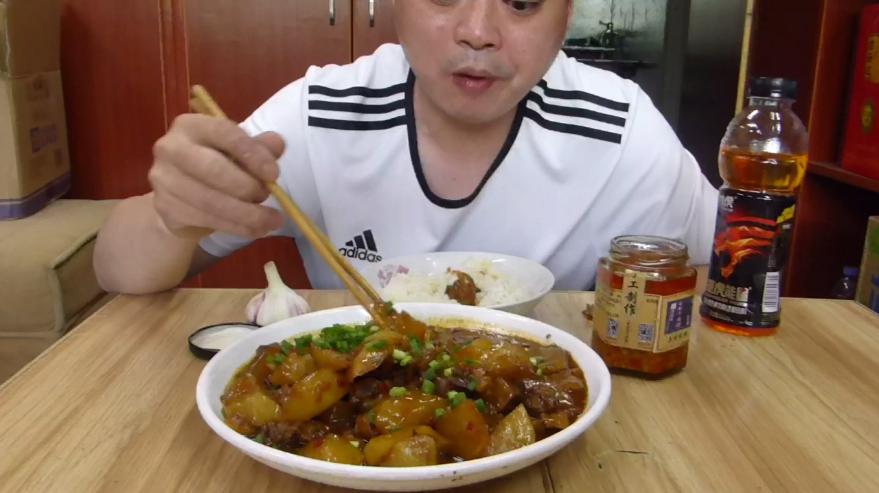 烧了一盘板鸭炖萝卜 香辣可口 汤汁浓郁 色者红润 看着就有食欲