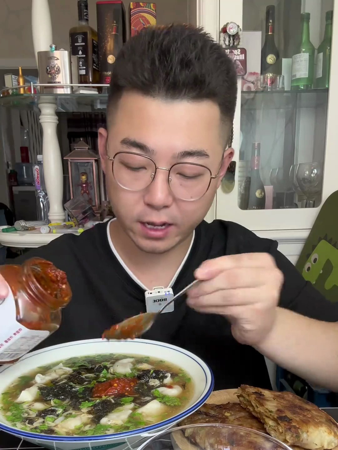 一大碗馄饨,两大块肉饼,吃饱的感觉真好!