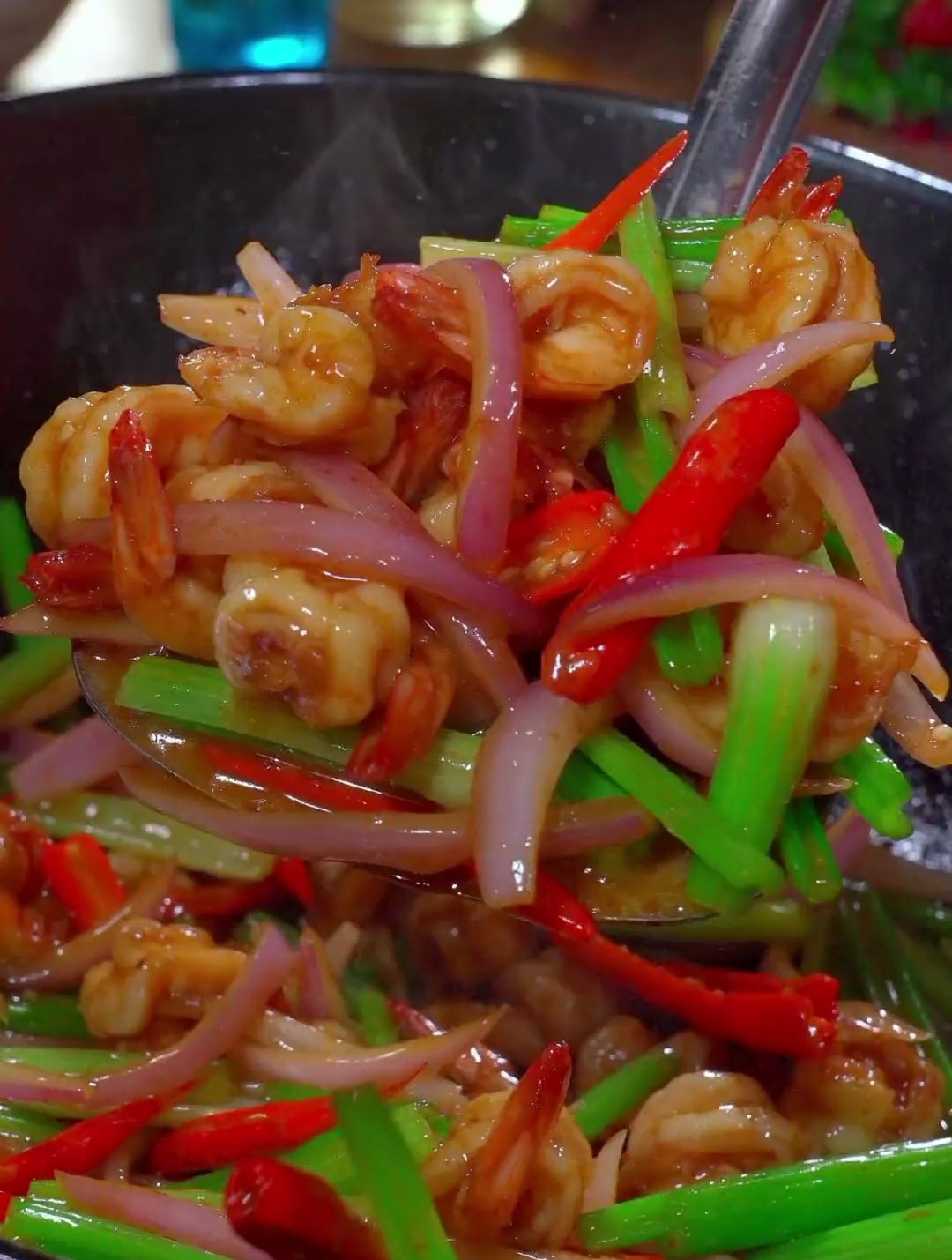 洋葱炒虾仁这样做鲜美滑嫩,搭配芹菜裹满了虾仁太香了