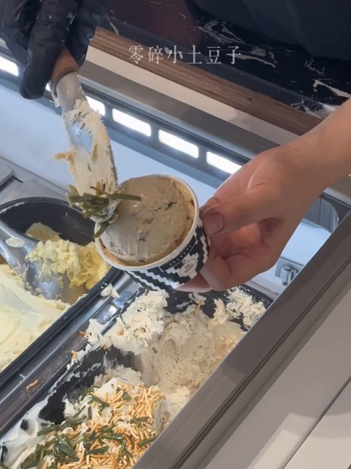 在上海尝了文咏珊力荐的葱油拌面味雪糕