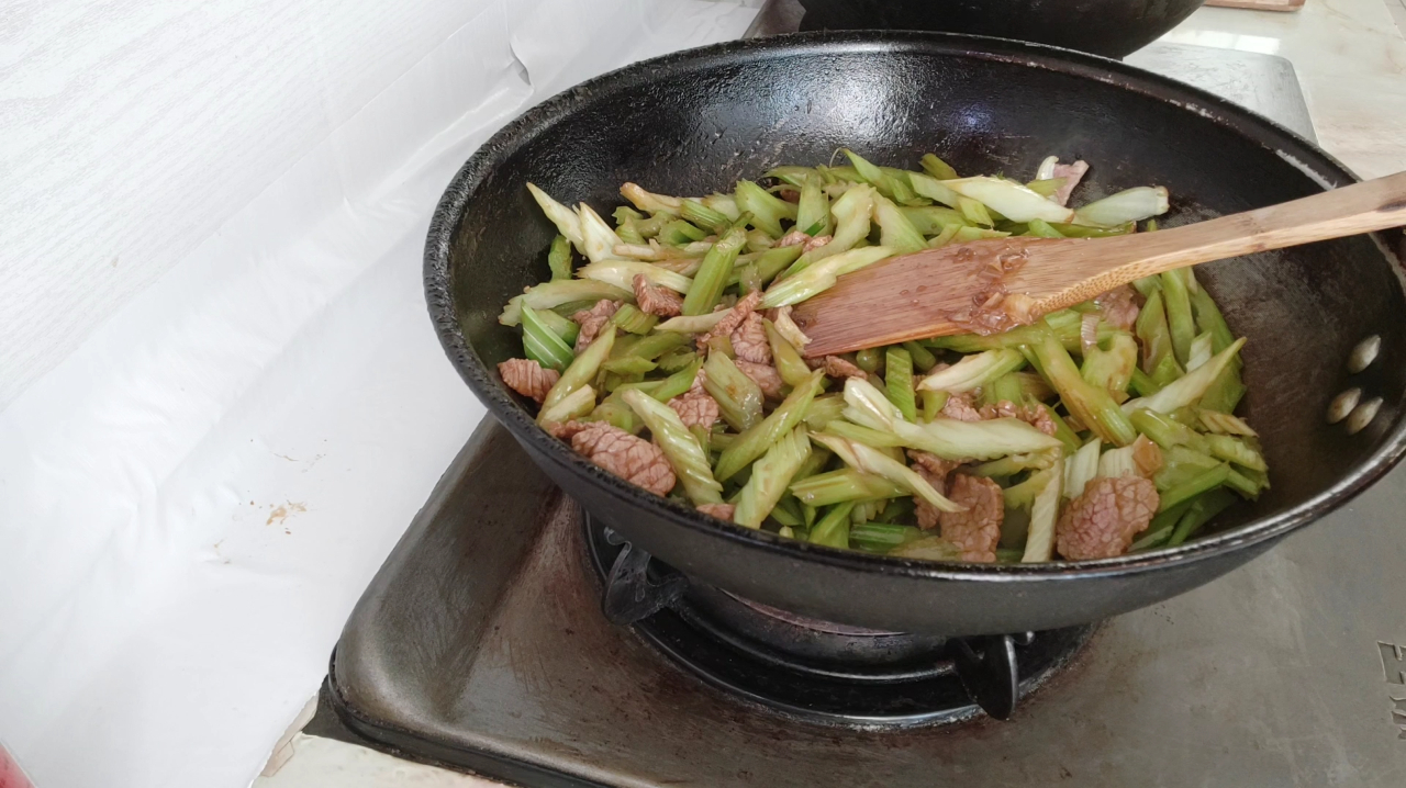 打工妹,教你芹菜炒牛肉的家常做法,我家每周必做的菜百吃不厌