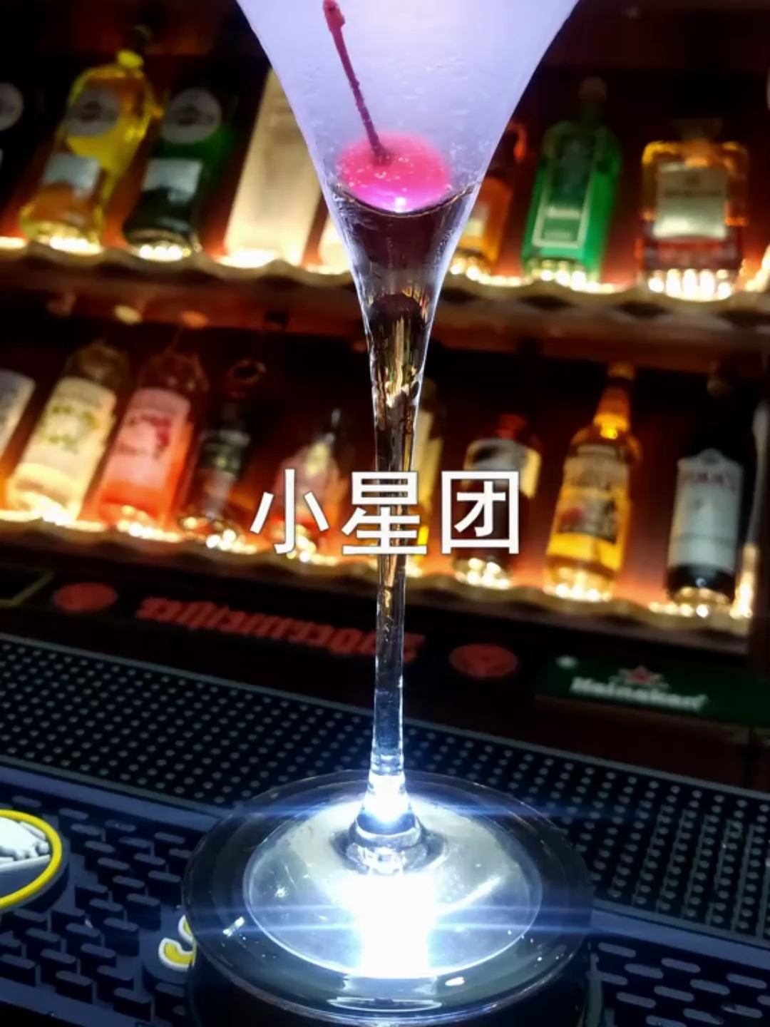 调酒师 金菲士鸡尾酒,台下人走过不记旧颜色