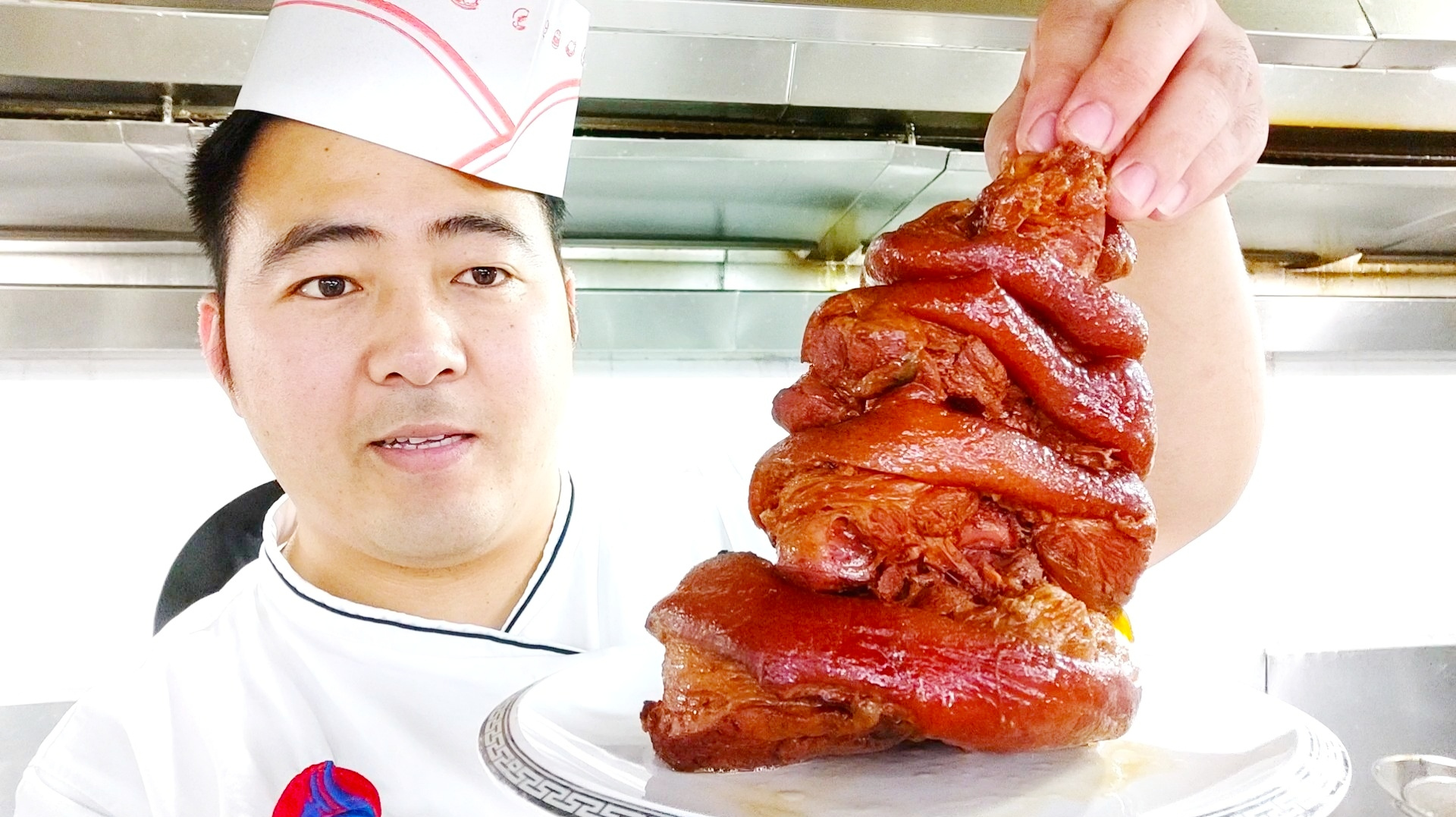 厨师长教你:“酱猪肘子”家庭做法,颜色红润香嫩不腻,先收藏了