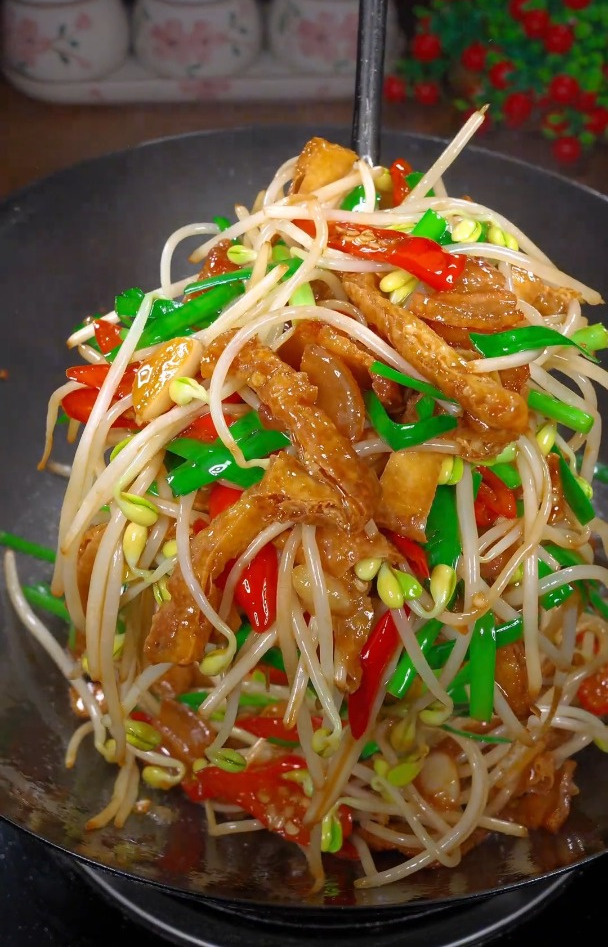 脆嫩可口的豆芽炒肉