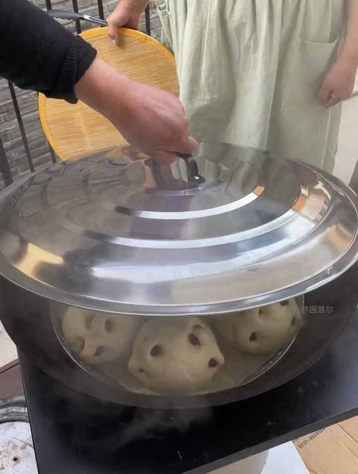 天气暖和了,大铁锅可以支棱起来了,一周最少一锅大馒头啊!哈哈