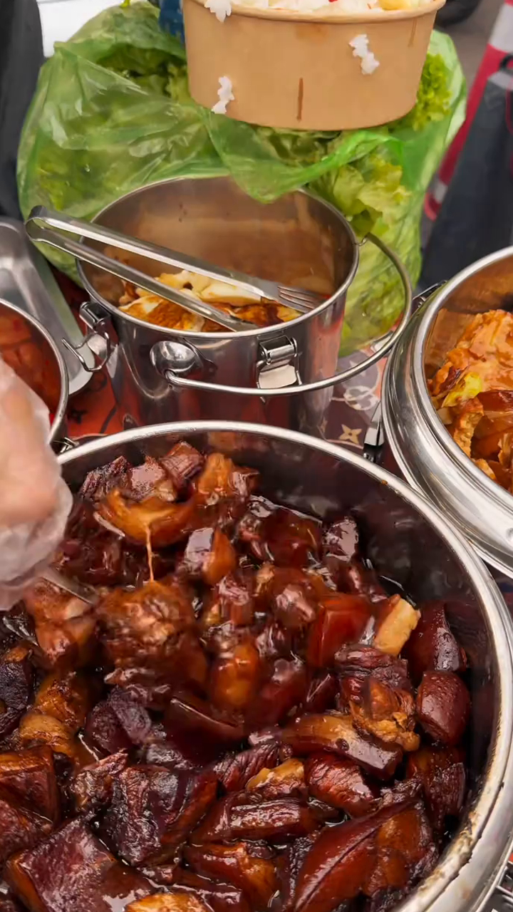 东北街头的红烧肉盖饭12一份满满当当都是肉你们感觉值不值?