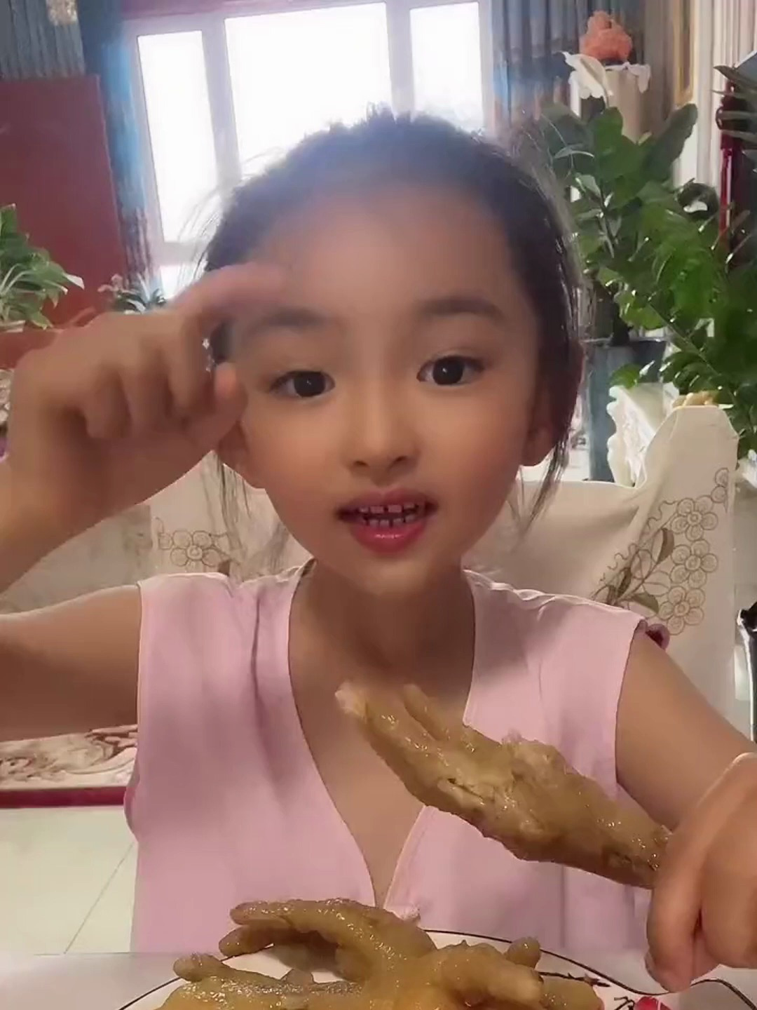 可爱的小吃货 有没有同款小孩 就乐意啃鸡爪子
