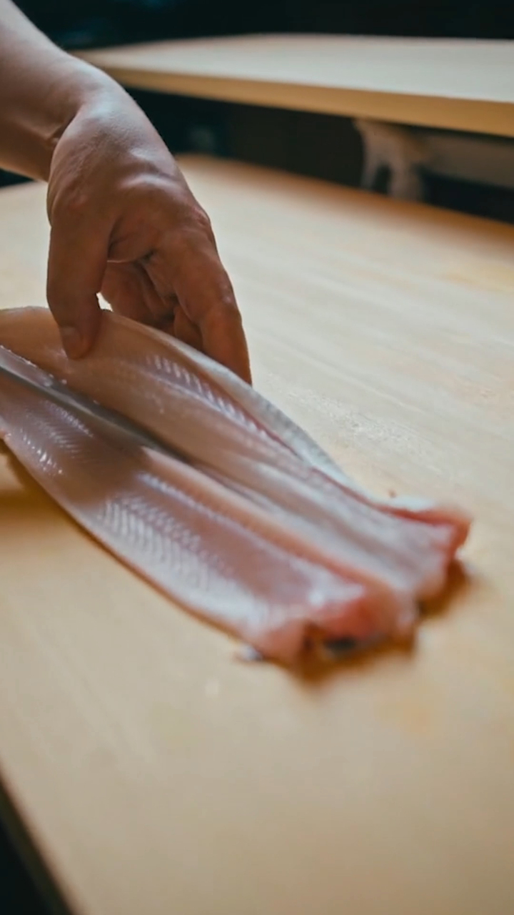 再来一份日本美食海鳗鱼骨清汤吧!我的厨艺还行不哈哈哈