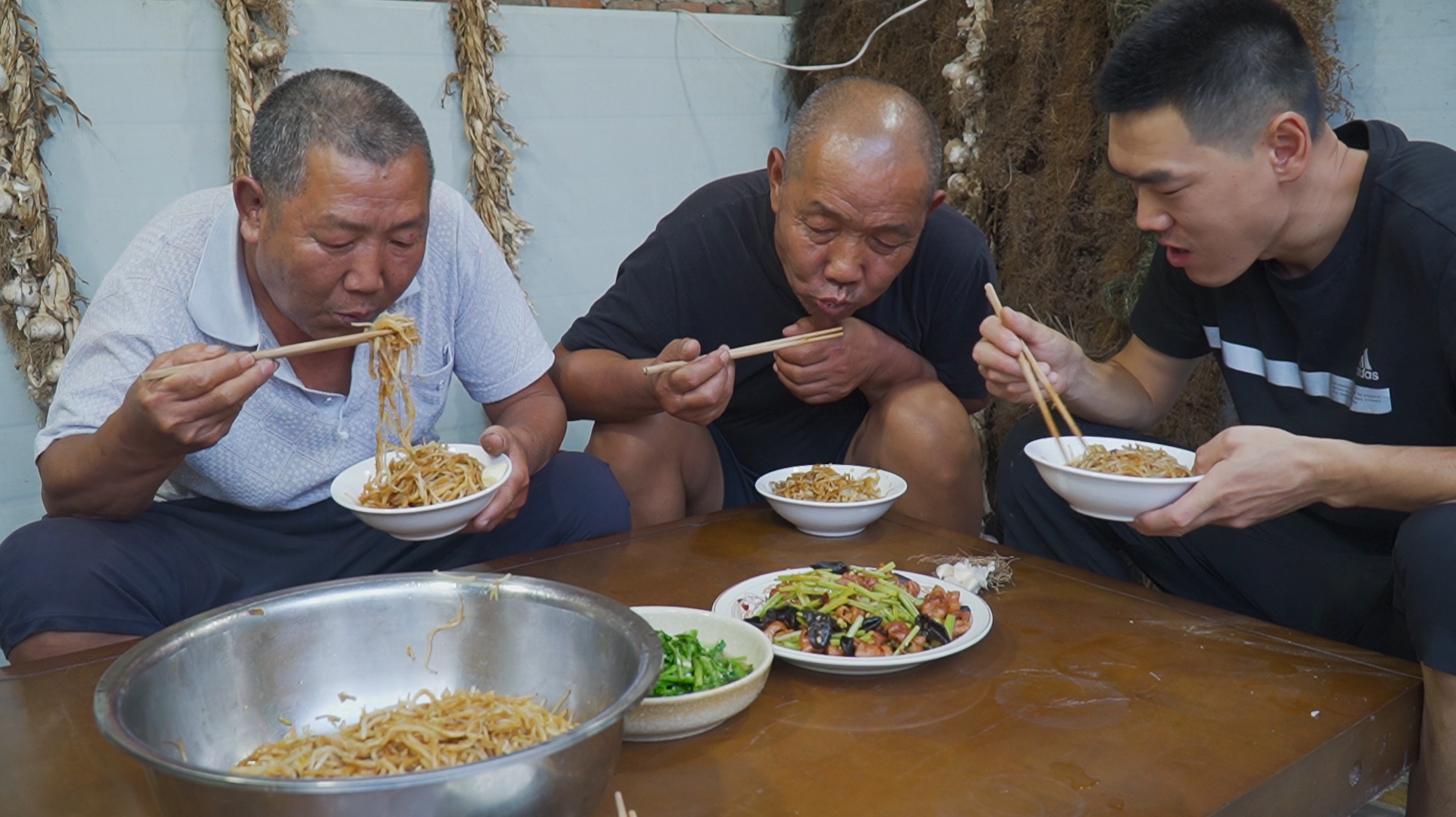 一盆炒饼、一道溜肥肠,阿远今天整的这顿大伯爱吃,吃了两大碗