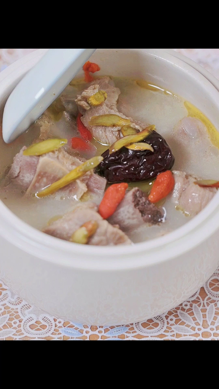 石斛排骨汤,适合工作压力大,经常熬夜加班,饮食不规律的人,尤其是对肠胃不好的人
