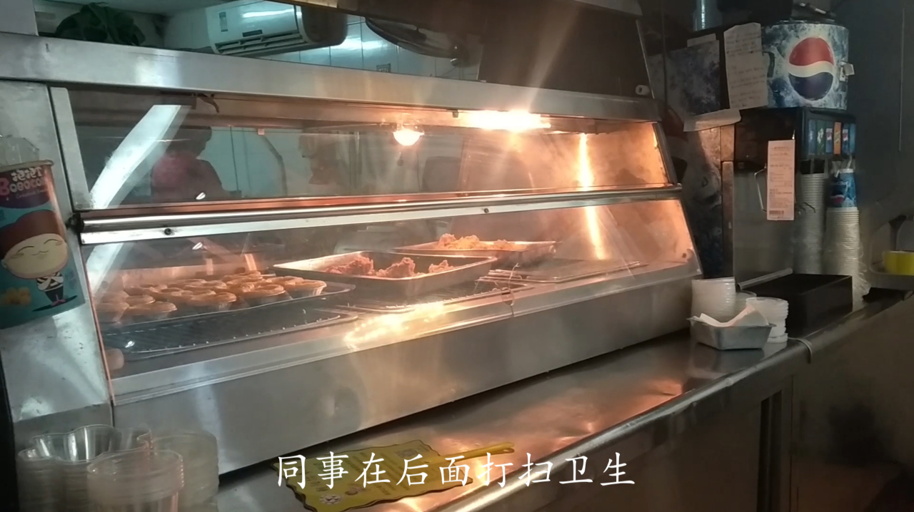 今年真得好难,老板要把汉堡店转让,春妹又要失业了,好难过呀