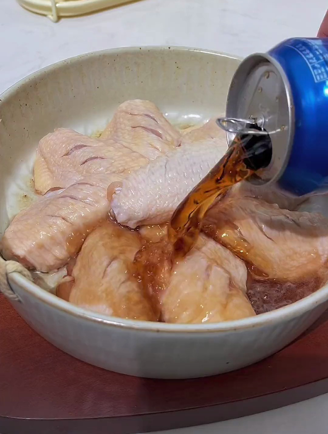 空气炸锅做的可乐鸡翅,这应该是鸡翅最好吃的做法了!