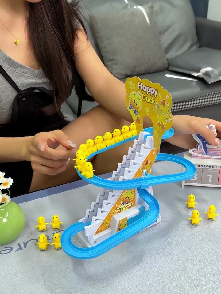 小黄鸭自动爬楼梯,宝宝一边看一边笑,锻炼宝宝抬头动作和专注力