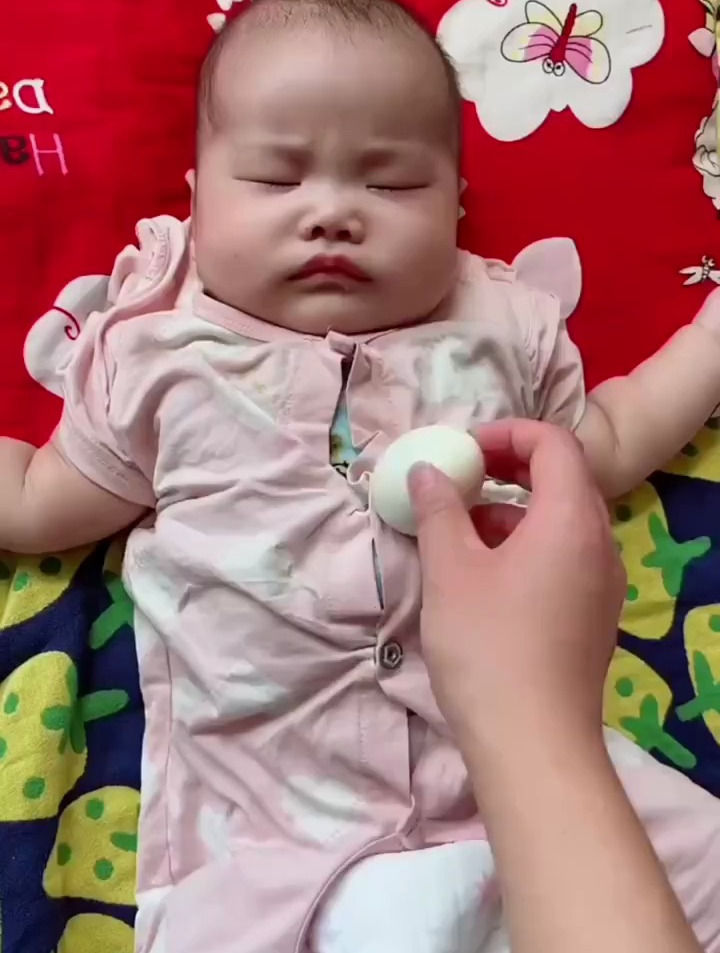 宝宝胀气,滚鸡蛋很管用,亲测有效宝宝乖乖睡觉不哭不闹
