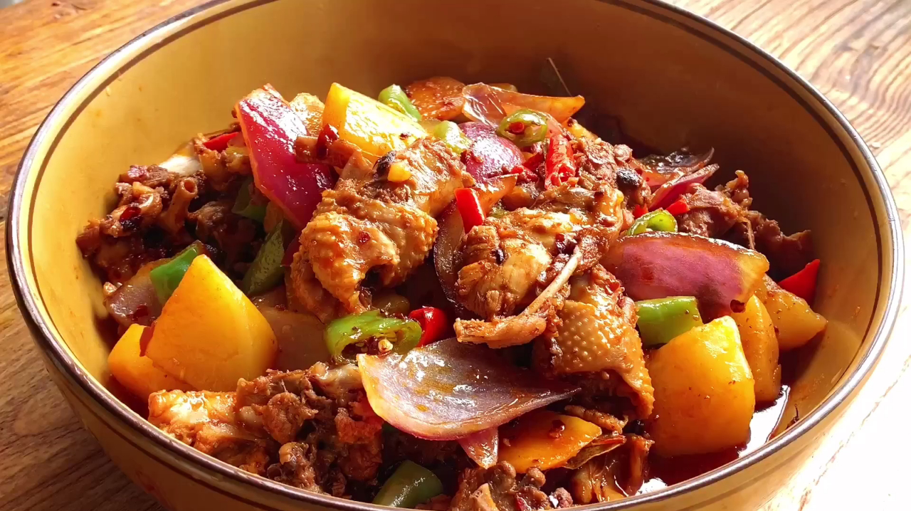 鸡骨架配老干妈是啥味?不加一滴水,麻辣豉香,米饭又不够吃了