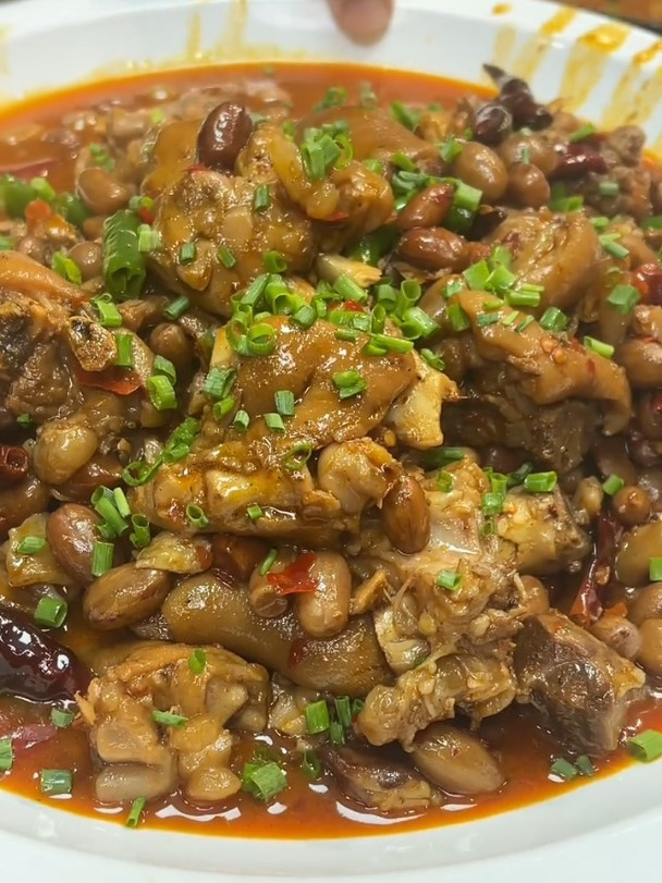 烧猪蹄加点花生米!这味道吃过的人才知道……记录真实生活