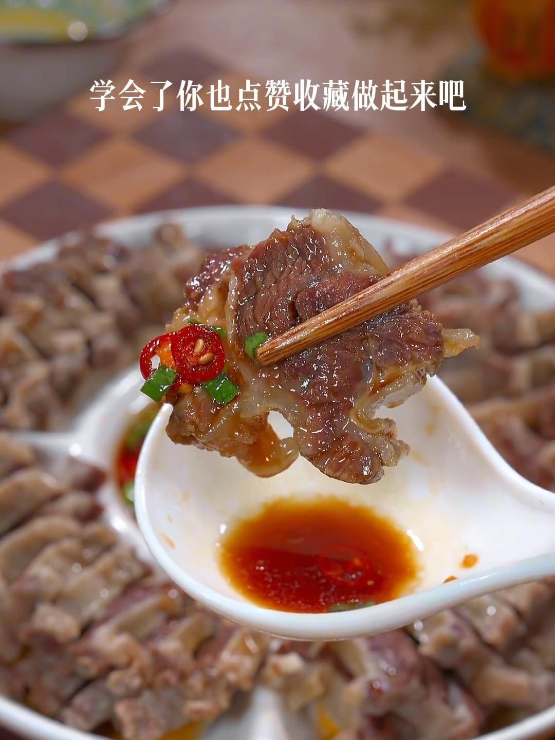 这样做的牛肉蘸上料汁,一边大口吃肉一边
