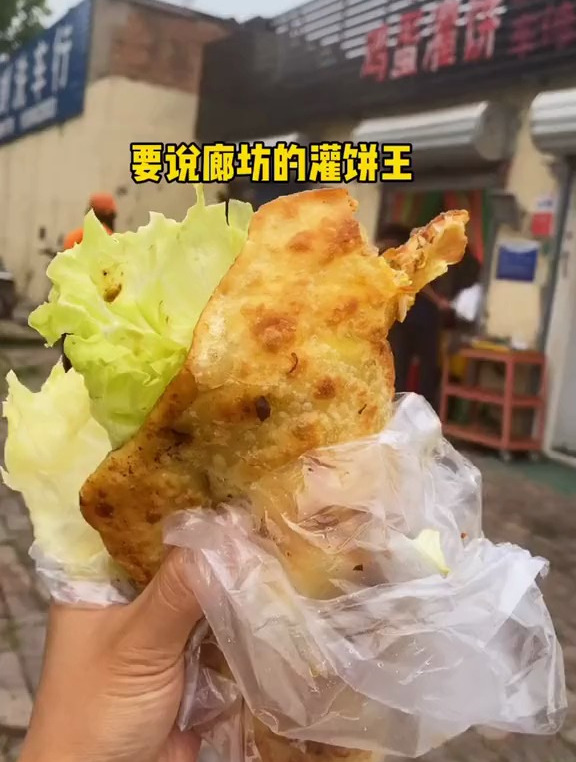 七区鸡蛋灌饼算得上是廊坊的灌饼王,干了19年不管哪天来都得排队