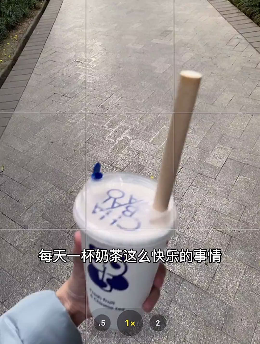 喝奶茶还要拍照?奶茶女孩的快乐你不懂!