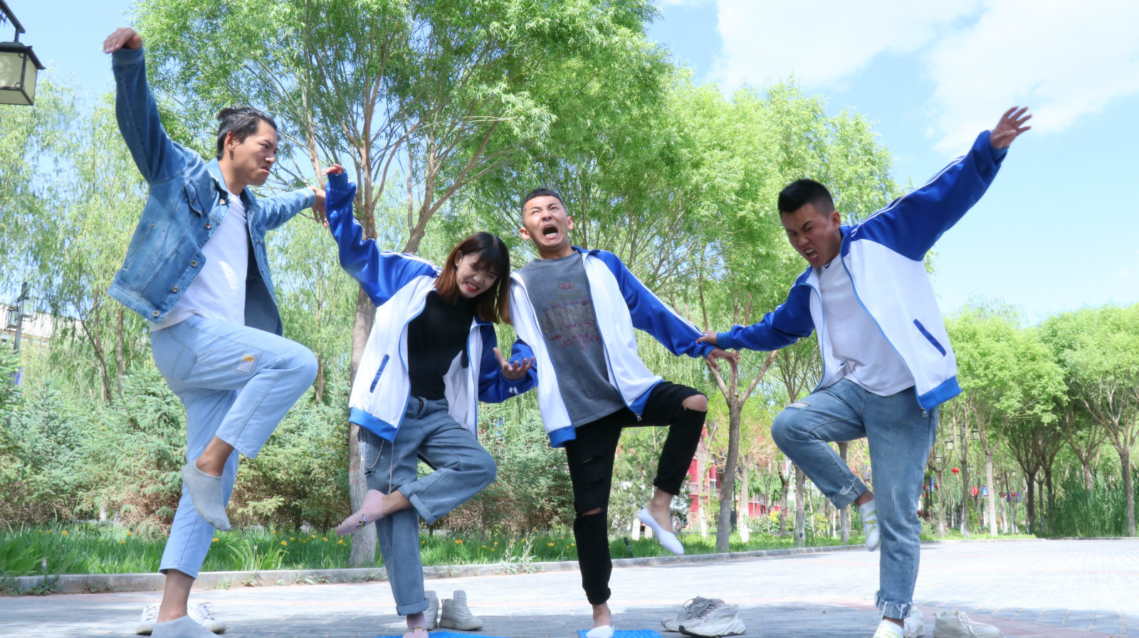 老师分游戏装备,没想是用指压板斗鸡决定,学生的表情真有意思