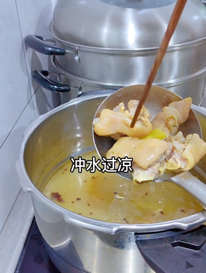腌制猪蹄家常菜,加上酱汁的猪蹄,好吃