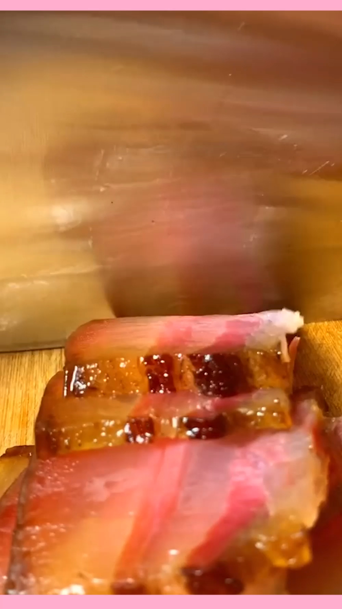 腊肉好不好要看肥肉,肥肉熏的透明如冰种才是慢火熏制的!腊肉制作时间必须2个半月