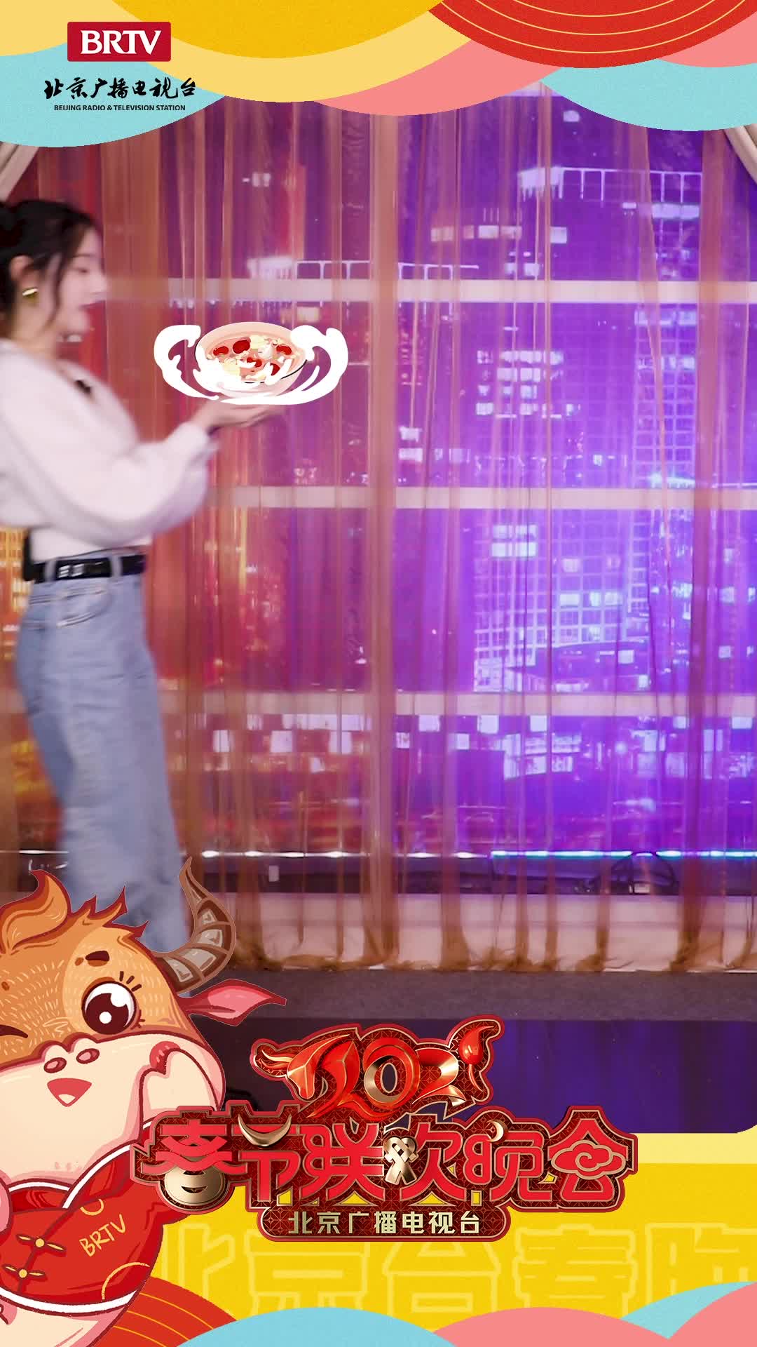腊月初八天地寒,熬锅热粥送温暖。和 2021北京台春晚 代言人一起喝腊八粥吧～