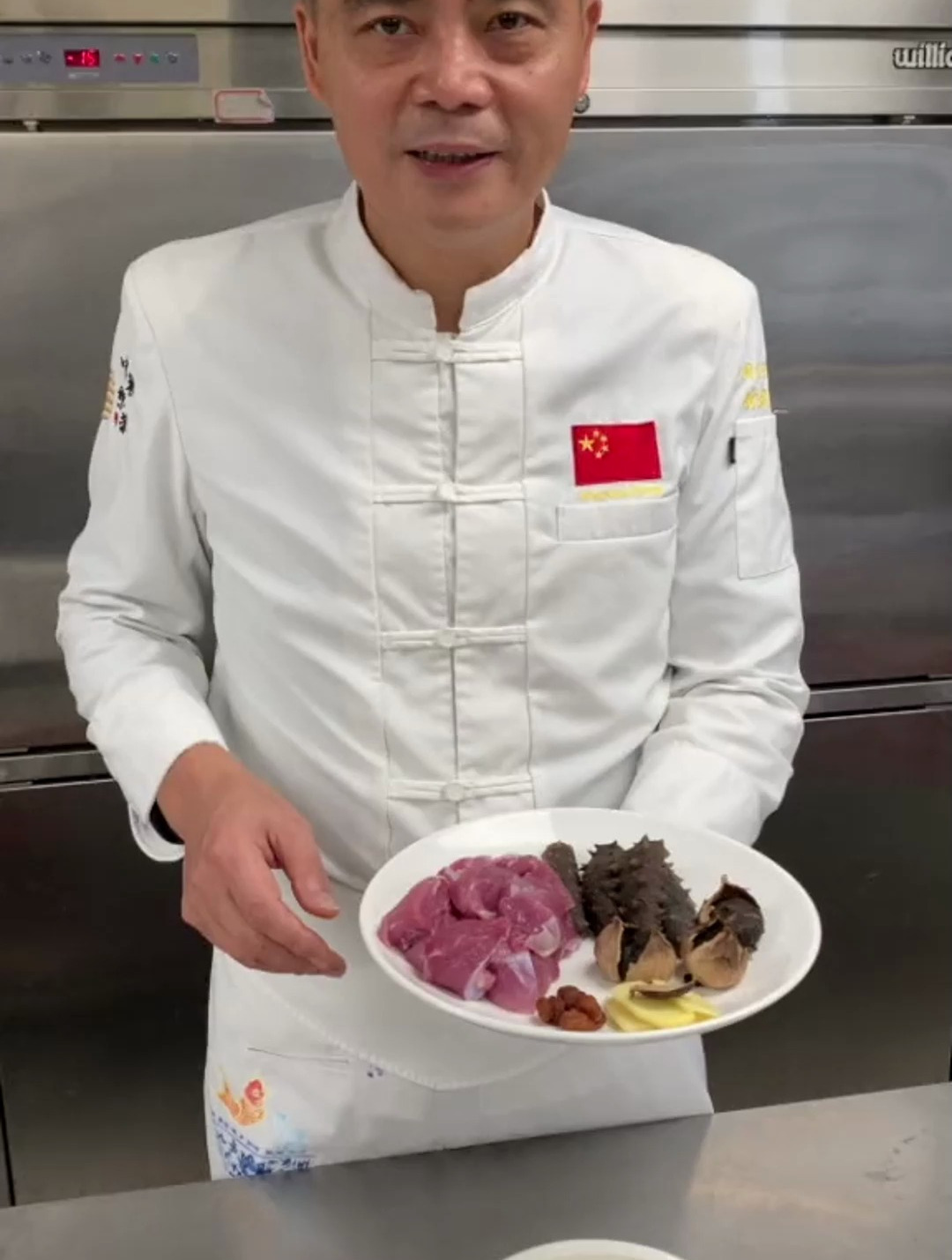 今天推荐养生汤黑蒜炖海参,增强免疫力