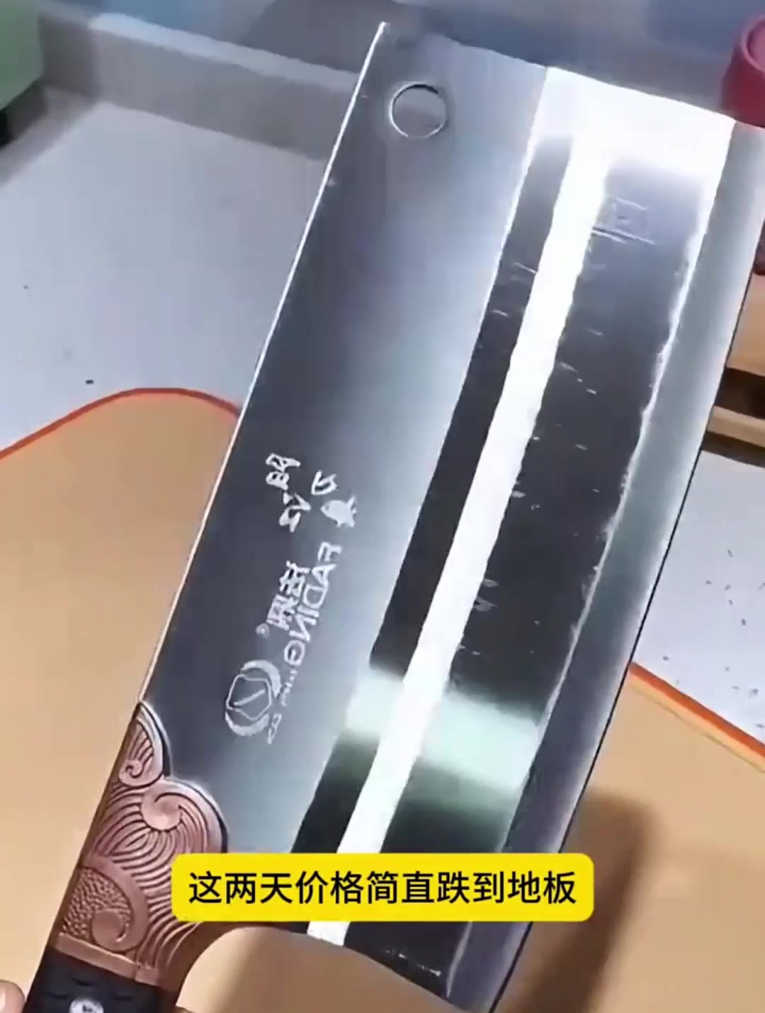 炮弹锻打的手工切菜刀一体成型锋利耐用看骨切肉削铁如泥