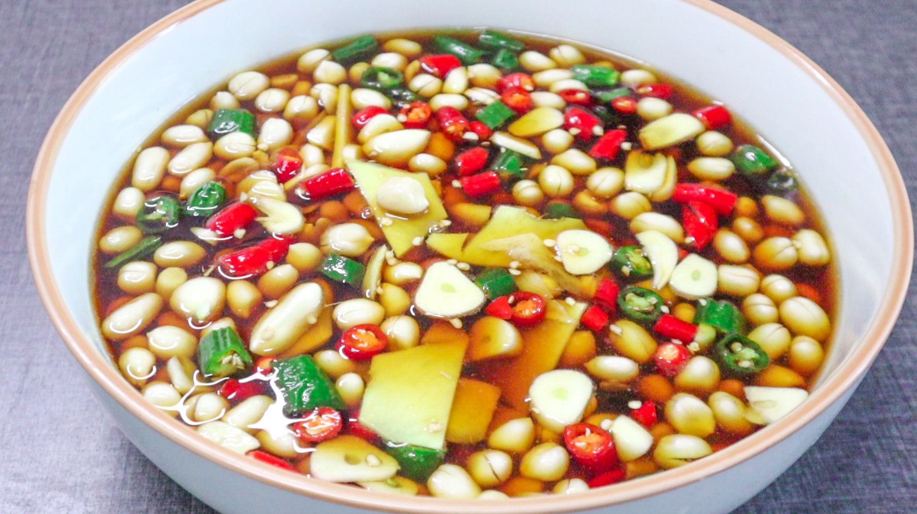 大厨教你“生腌花生米”诀窍，比油炸香，比水煮简单，上桌就扫光