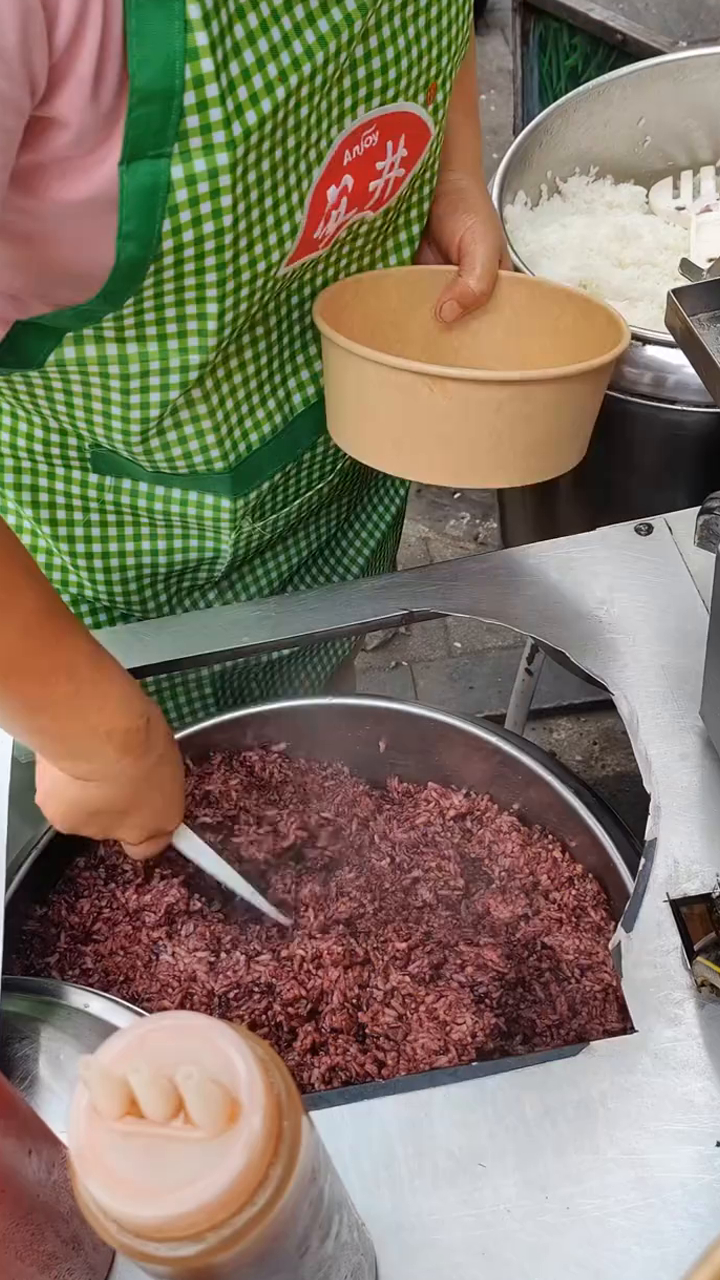 郑州小学门口的烤肉拌饭,十块钱一份,有肉有蛋!份量超级大～