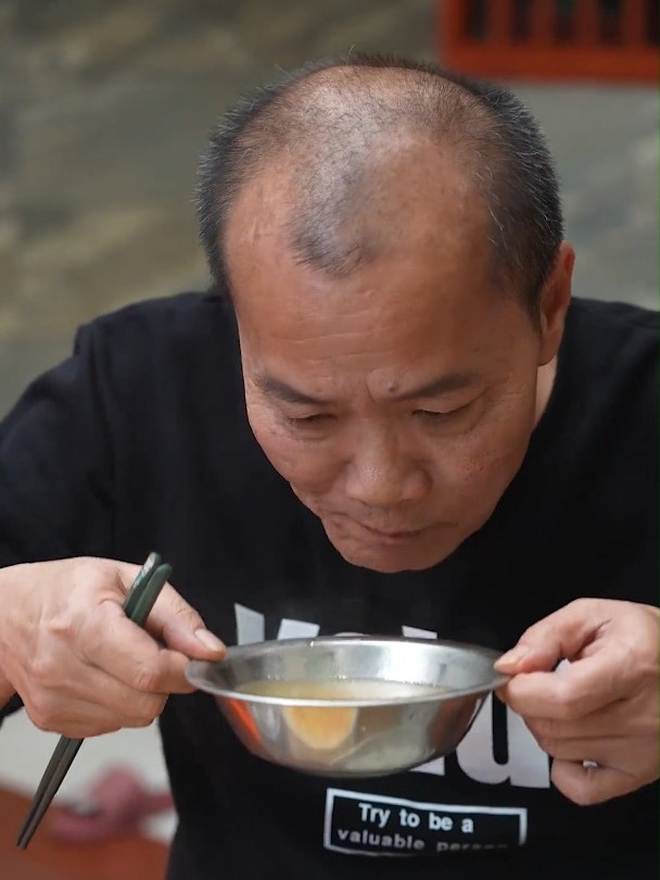 醉鹅、花甲炒丝瓜、滑蛋虾仁配上黄豆猪骨汤