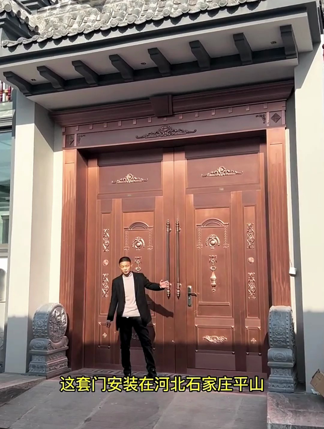 徽派建筑风格搭配铜门相当的气派