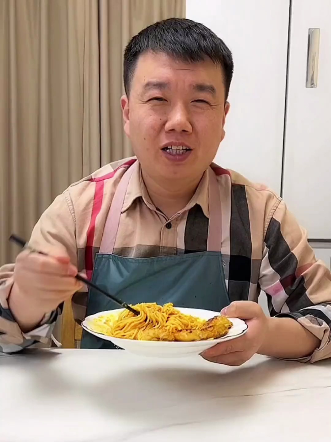 老公下班回家买了鲍鱼,做个香煎鲍鱼蟹黄面,鲍鱼鲜嫩,蟹黄面劲