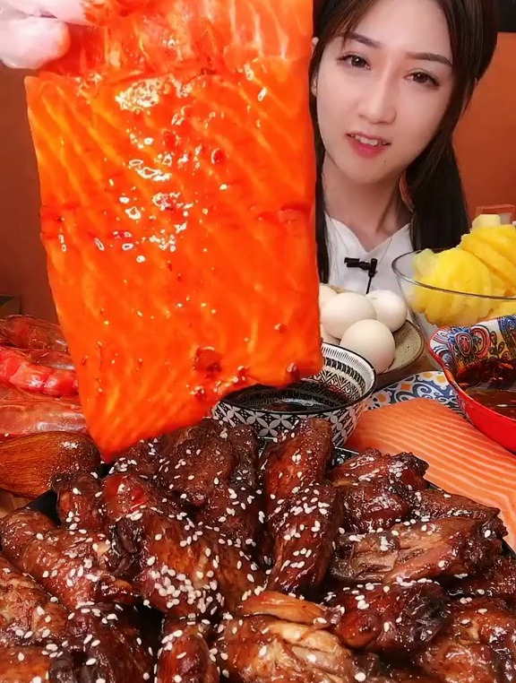 二胎孕妈妈沉浸式吃美食,超大号的三文鱼刺身