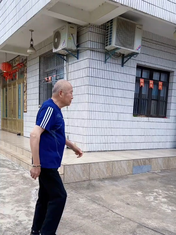 儿子用纸箱装了点蔬菜,老爷子见状赶紧说可以卖几块钱呢