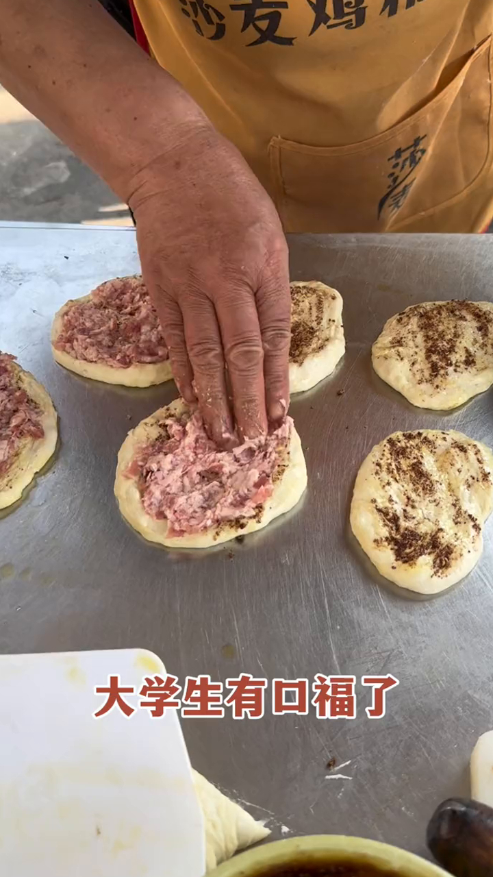 30年如一日的学校门口鸡蛋肉饼,4块一个搭配鸡蛋鲜肉巨香巨好吃!