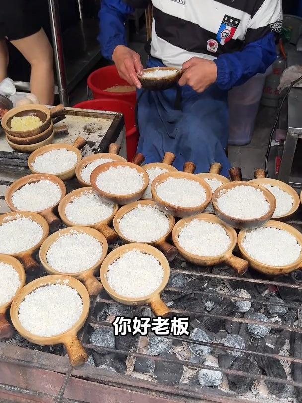 街头的香肠腊肉砂锅饭,15一份你们觉得值不值