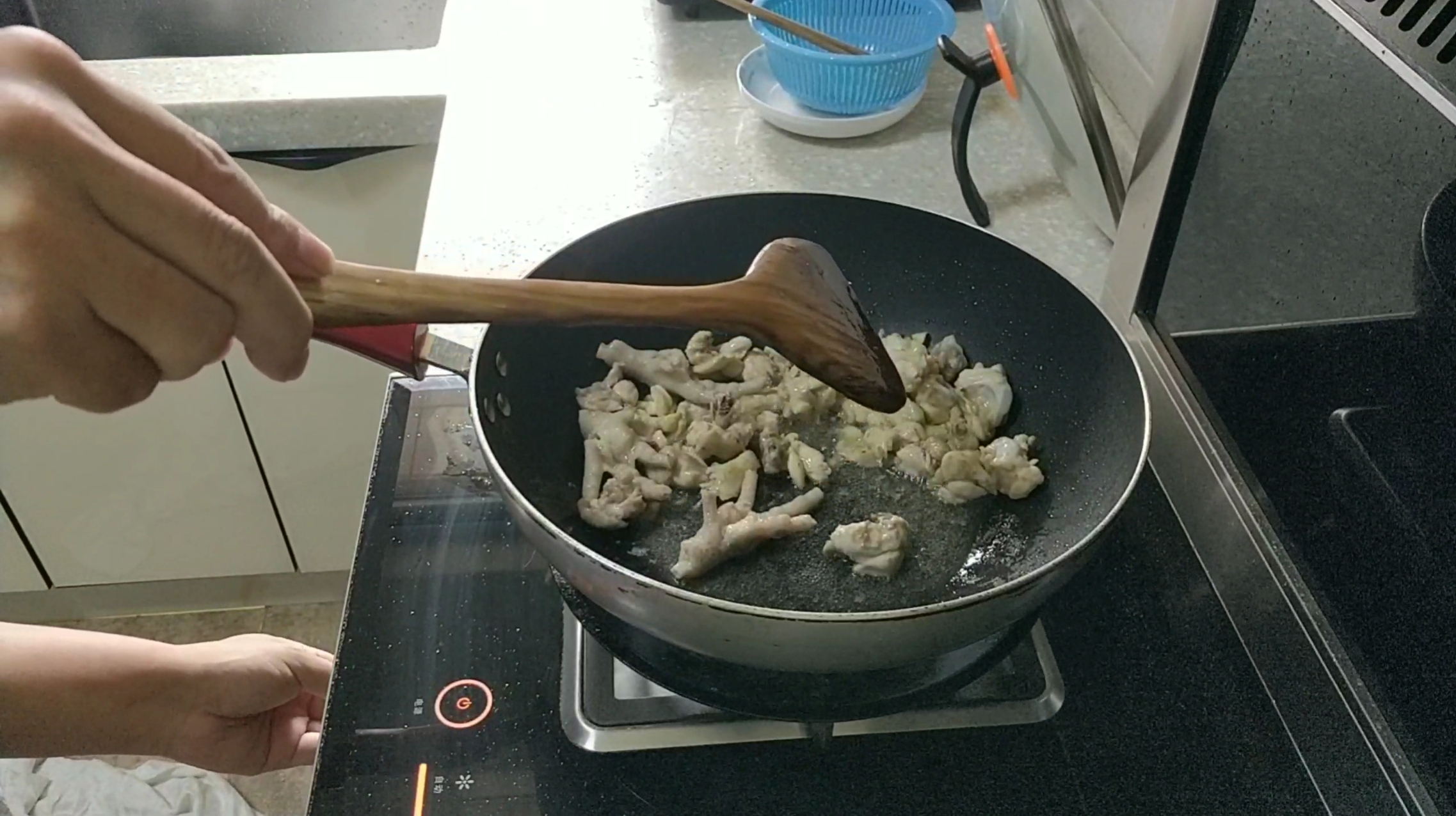 五个鸡腿,三个鸡爪,四个萝卜,满满一锅萝卜炖鸡,看着都眼馋