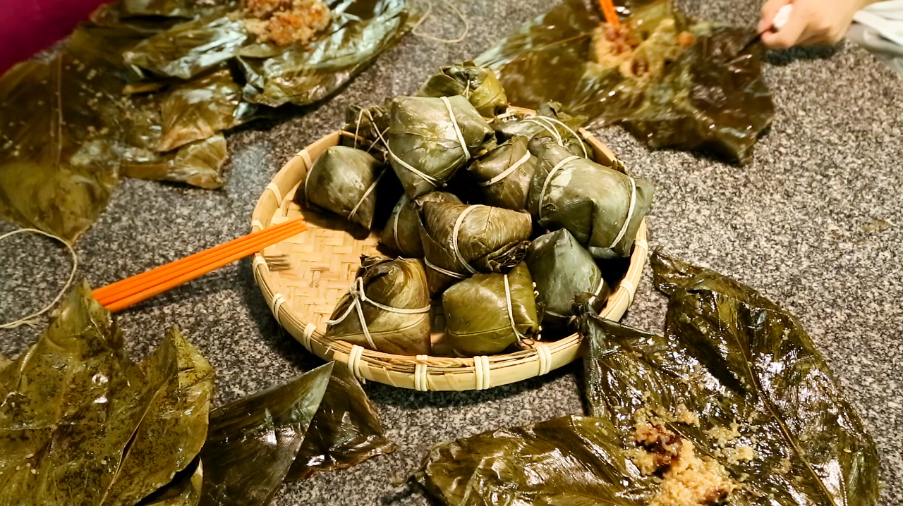黑猪肉咸鸭蛋遇上白糯米,粽叶再厚也包不住思念